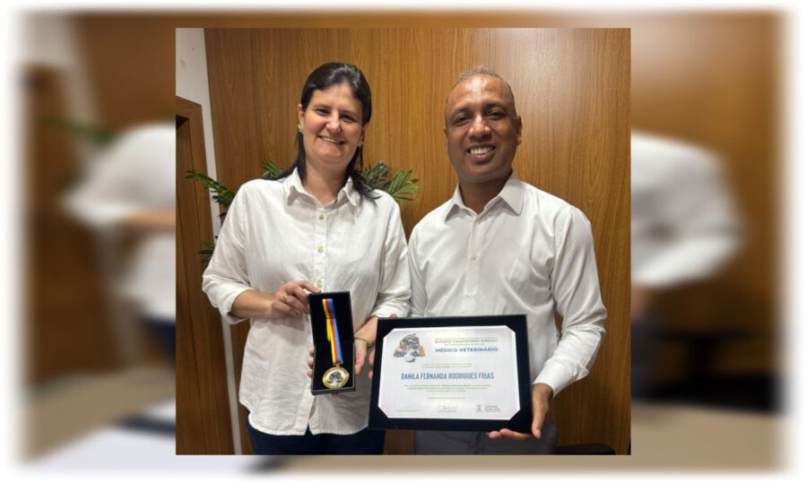 Vereador Júnior Coringa entrega Moção de Congratulação no Dia do Médico Veterinário