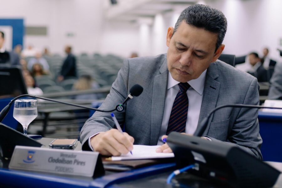 Vereador Clodoilson Pires cobra medidas na Costa e Silva após acidentes e acúmulo de água na via