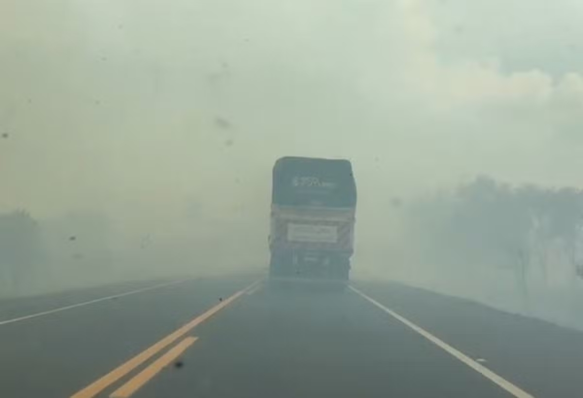 Incêndio reduz visibilidade e interdita trecho da BR-163; bombeiros alertam motoristas