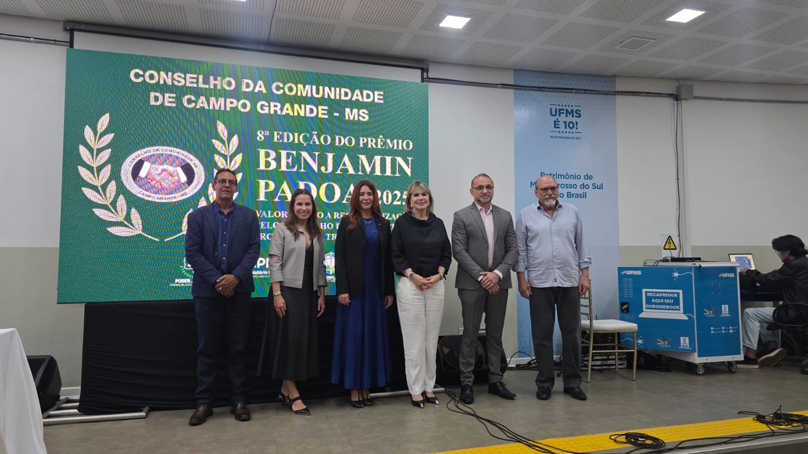Reeducando da Amamsul recebe o Prêmio Benjamin Padoa pelas mãos do vice-presidente da associação, juiz Rafael Mateucci