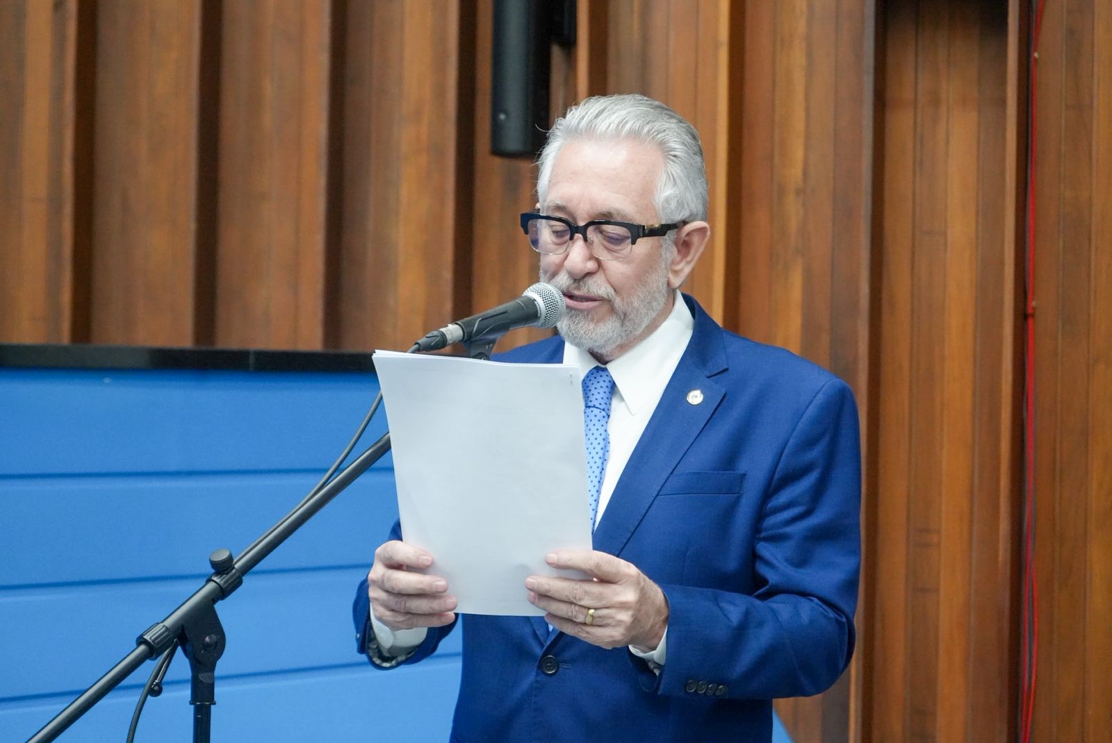 Antonio Vaz apresenta medidas para proteger crianças no ambiente digital